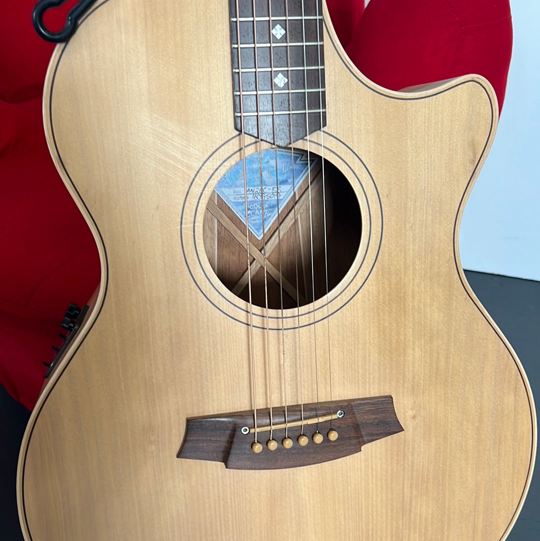 Pre owned deals acoustic guitars